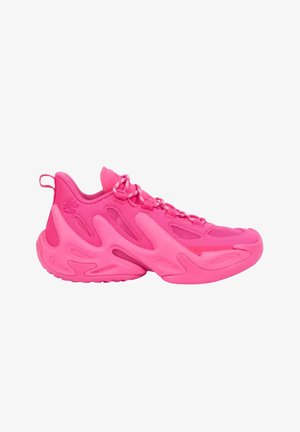 Basket de sport rose vif avec une semelle épaisse et sculptée, des panneaux en mesh, des lacets détaillés et une languette au talon, présentée de profil.