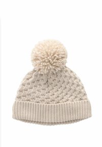 Cappello beanie lavorato a maglia beige con un motivo testurizzato, un bordo a costine e un pompon soffice sulla parte superiore. Materiale morbido e forma rotonda.