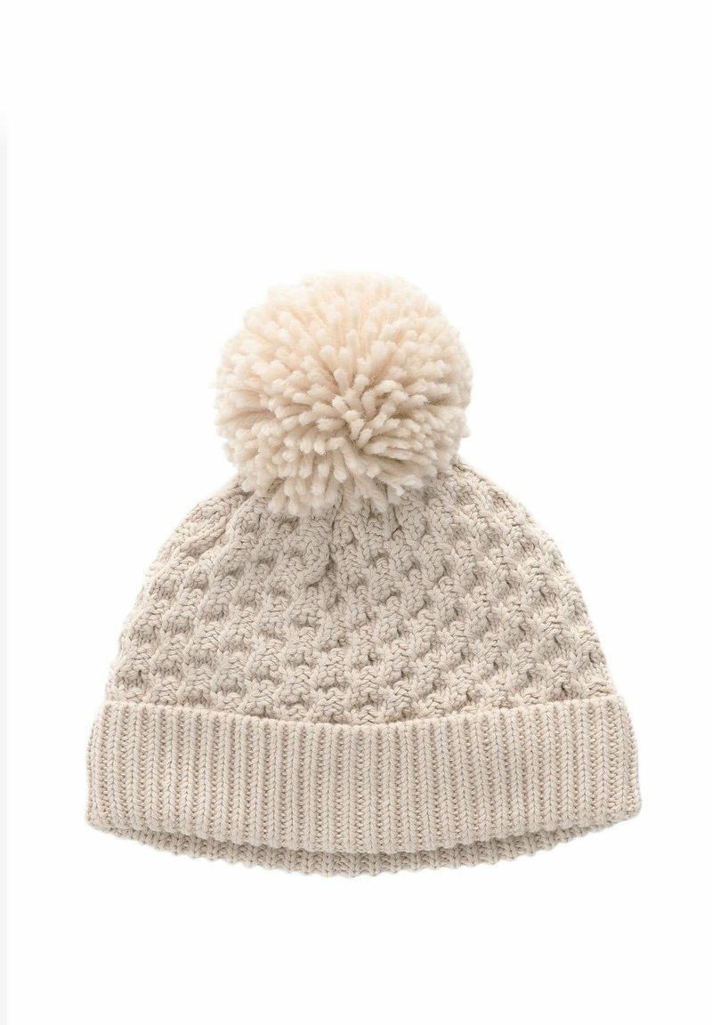 Cappello beanie lavorato a maglia beige con un motivo testurizzato, un bordo a costine e un pompon soffice sulla parte superiore. Materiale morbido e forma rotonda.