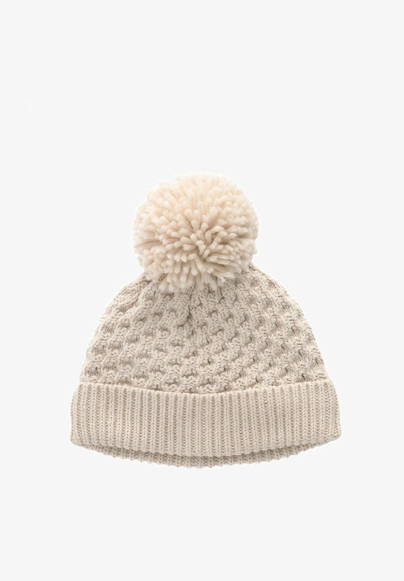 Beige gestrickte Mütze mit einem strukturierten Muster, einem gerippten Bündchen und einem flauschigen Pompon oben. Weiches Material und runde Form.