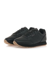 Zapatillas deportivas negras de cuero con un acabado suave, que cuentan con una suela de goma, punta redonda y diseño de cordones. Los acentos incluyen perforaciones.