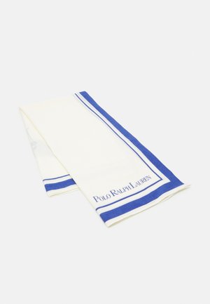 Złożona biała tkanina z niebieskimi paskami na brzegach i napisem "Polo Ralph Lauren" wydrukowanym na jednym rogu w kolorze niebieskim.