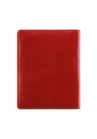 Porte-passeport en cuir rouge avec une texture lisse, de forme rectangulaire et des coutures soignées le long des bords. Aucun matériel ou motif visible.