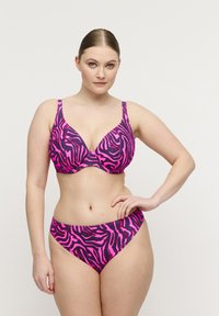 Roze en zwart bikini-set met zebraprint, bestaande uit een gevormde bh-top met brede bandjes en hoog uitgesneden broekje. Gladde textuur.