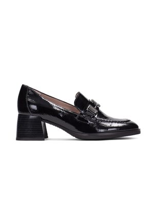 Mocassins à petits talons en cuir verni noir avec un bout arrondi, présentant un motif cousu et un détail de boucle métallique sur la tige.