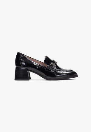 Zwarte patentleren lage hak loafers met een ronde neus, voorzien van een gestikt patroon en een metalen gespdetail op de wreef.