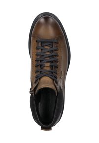 Botín de piel marrón con acentos negros, con puntera redondeada, superficie texturizada y cordones beige. Detalle de cremallera lateral incluido.