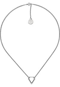 Silberne Kettenhalskette mit einem geometrischen, diamantförmigen Anhänger, einer strukturierten Kette und einem runden Etikett am Verschluss.
