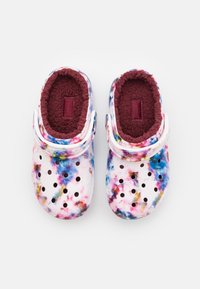 Crocs CLASSIC TIE DYE UNISEX - Mules - garnet/multi-coloured