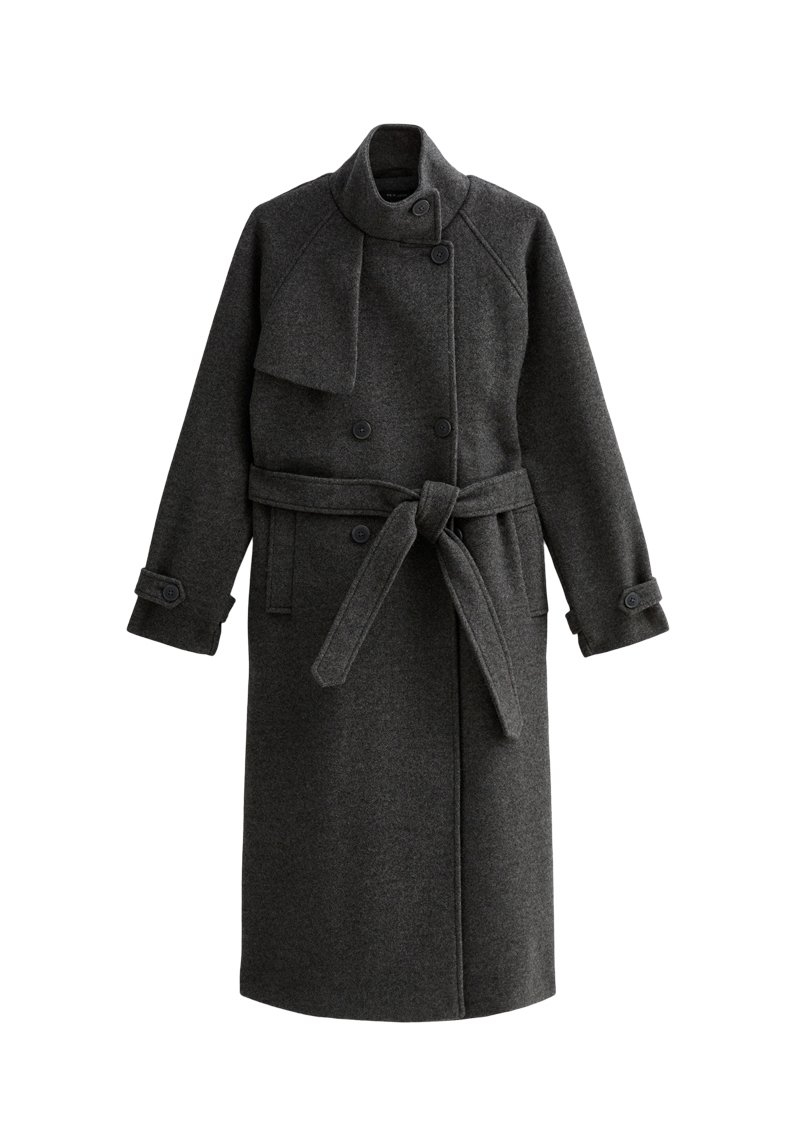 Cappotto di lana grigio scuro con colletto alto, design doppiopetto, cintura legata in vita e polsini abbottonati. Texture liscia, lunghezza fino al ginocchio.