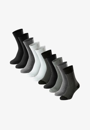 Nueve pares de calcetines hasta media pantorrilla en negro, gris, blanco y negro con patrón gris y puntos blancos, dispuestos en una fila diagonal.