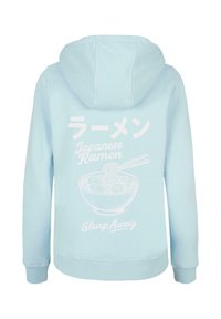 Lyseblå hættejakke med et hvidt grafisk design af en ramen-skål med spisepinde og teksten "Japanese Ramen Slurp Away." Teksten er på japansk.