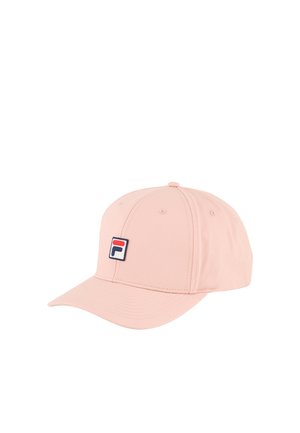 Jasnoróżowa czapka bejsbolowa z zakrzywionym daszkiem i małą prostokątną naszywką z logo w kolorach czerwonym, białym i granatowym na przodzie.