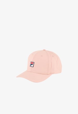 Vaaleanpunainen baseball-lippis, jossa on kaareva lippa ja pieni suorakaiteen muotoinen logotarra etuosassa, väritykseltään punainen, valkoinen ja tummansininen.