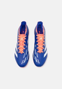 Scarpe da calcio blu con lacci arancioni, caratterizzate da una tomaia testurizzata, strisce laterali bianche e un design leggero per le prestazioni.