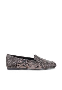 Mocassin plat unique gris et noir à motif peau de serpent, avec bout arrondi et talon bas sur fond blanc.