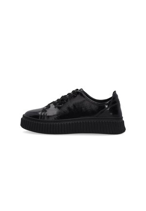 Sort skinnende lavtop sneaker med tyk rilled sål og snørebånd, vist fra siden på hvid baggrund.