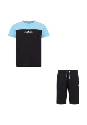 Maglietta a maniche corte nera e azzurro chiaro con logo "Champion" e pantaloncini neri con coulisse e piccolo logo sulla gamba sinistra.