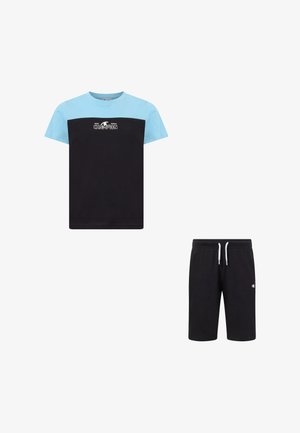 T-shirt manches courtes noir et bleu clair avec le logo "Champion" et short noir à cordon avec petit logo sur la jambe gauche.