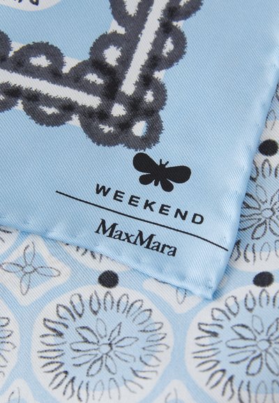 Heledad sinine siidist sall, millel on lillemustrid; must äär dekoratiivse ahelakujundusega. Logo kannab tekst "WEEKEND MaxMara."