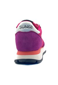 Paarse en roze sneaker met een suède afwerking, prominente witte logo en een zwarte trekband. Heeft een gelaagde zool in roze en wit.