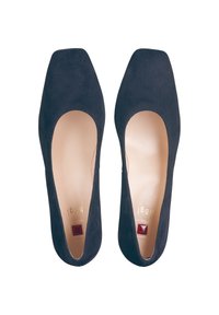 Chaussures carrées en daim bleu marine avec des côtés découpés, une marque dorée et un accent carré bordeaux sur le talon. Doublure intérieure lisse.