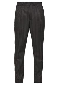 Svarta randiga byxor med en slät textur, avsmalnande design och en standard midja som har en framtill placerad knapp och dragkedja.