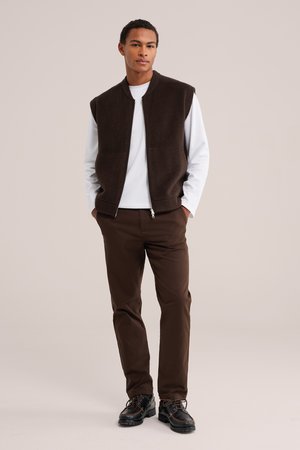 WE Fashion, Pantalon classique - dark brown