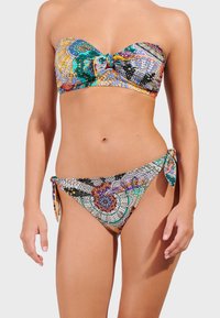 Flerfärgad bandeau-bikinitopp med knutdetalj, som matchas med bikinitrosor med knytning i sidan och detaljerade mönster i livfulla färger.