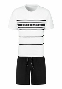 Weißes T-Shirt mit kurzen Ärmeln und schwarzen Horizontalstreifen, auf dem "BRUNO BANANI" steht; kombiniert mit schwarzen Shorts, mit Kordelzug am Bund.