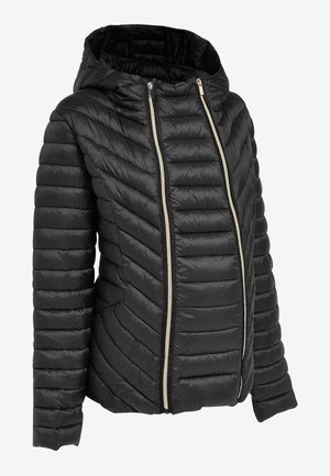 Veste de maternité noire matelassée avec capuche et double fermeture éclair avant, conçue pour couvrir la grossesse et maintenir la chaleur.