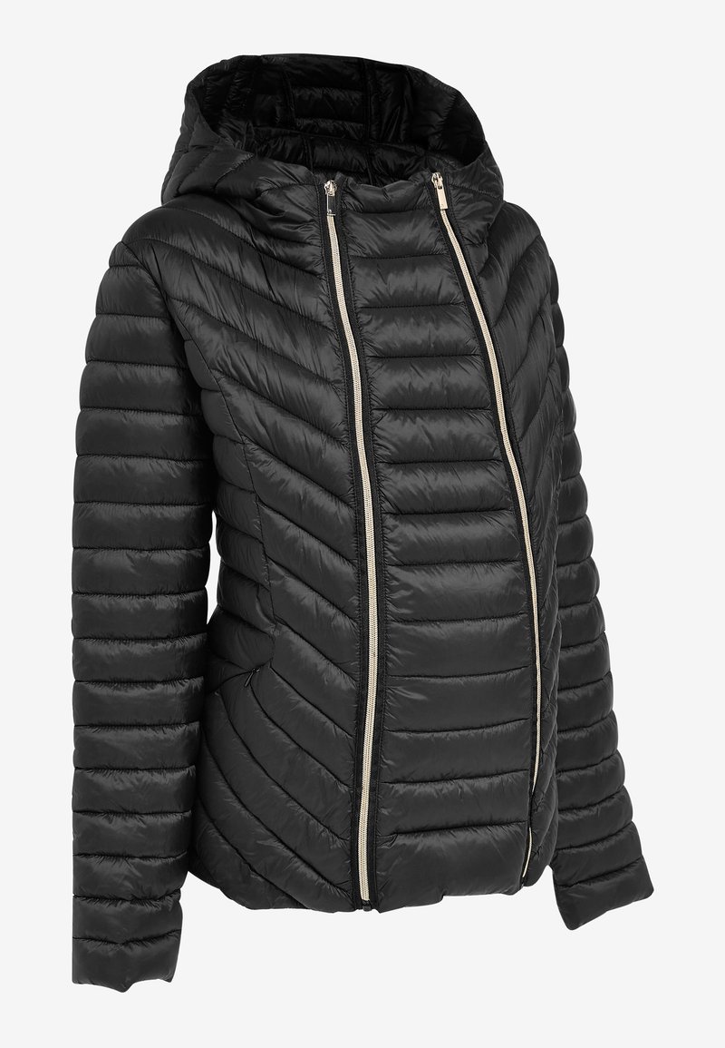 Veste de maternité noire matelassée avec capuche et double fermeture éclair avant, conçue pour couvrir la grossesse et maintenir la chaleur.