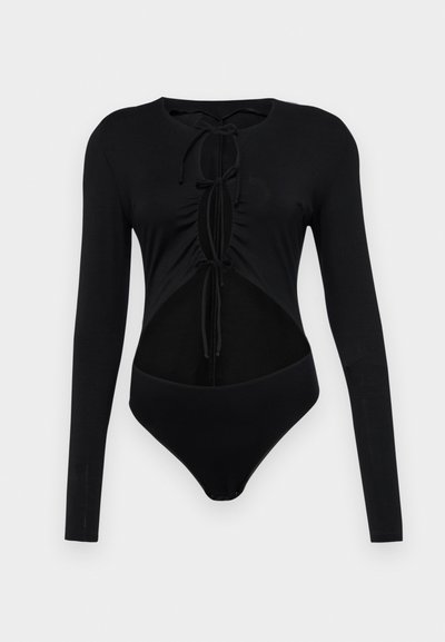 Czarny bodysuit z długim rękawem i okrągłym dekoltem, z wyciętymi bokami i regulowanymi sznurkami z przodu. Wykonany z gładkiego, elastycznego materiału.