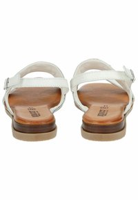 Sandali bianchi con due cinturini regolabili, una soletta in pelle marrone texturizzata e una suola piatta in gomma. Hardware in tonalità argento notevole e finitura liscia.