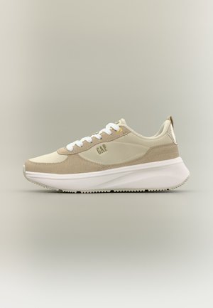 Beżowy i kremowy sneaker z białymi sznurowadłami i grubą białą podeszwą, z logo "GAP" po boku, pokazany w czystym bocznym profilu.