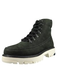 Groene suède enkellaars met zwarte veters, ronde oogjes en een dikke witte rubberen zool. Heeft een gestructureerd oppervlak en contrasterende stiksels.