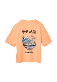 Oranje katoenen T-shirt met korte mouwen, met een graphic van een ramenbowl, tekst elementen in zwart en blauw, en golfmotieven.