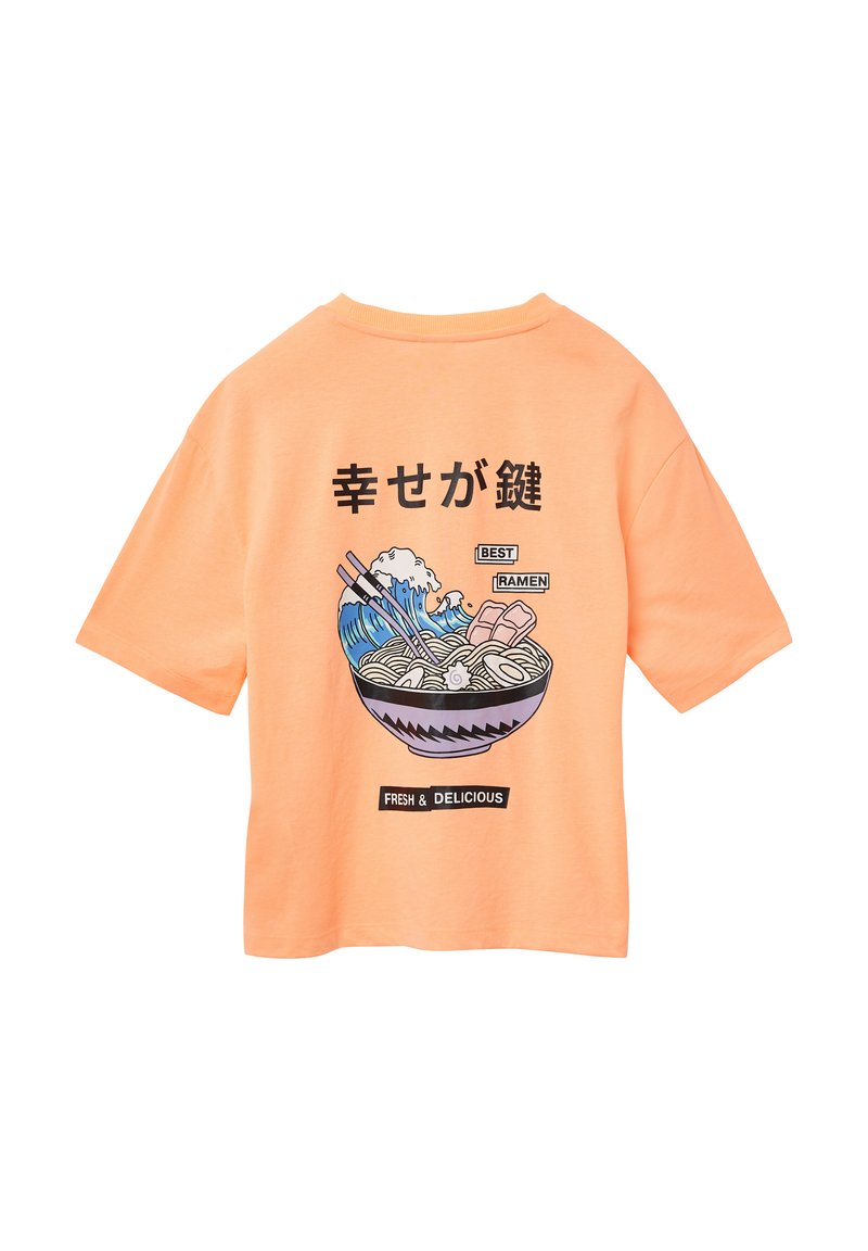 Oranje katoenen T-shirt met korte mouwen, met een graphic van een ramenbowl, tekst elementen in zwart en blauw, en golfmotieven.