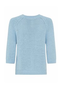 Hellblau gestrickter Pullover mit Drei-Viertel-Ärmeln, Rundhalsausschnitt und geripptem Saum. Weiche Textur und offenes Strickdetail an den Schultern.