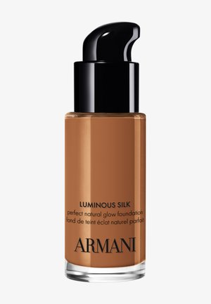 Flacon de fond de teint Armani Luminous Silk en teinte medium tan avec un distributeur noir sur fond blanc.