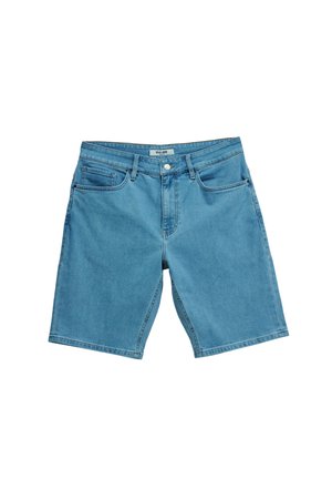 Pantalones cortos de mezclilla azul claro con botón delantero y cremallera, trabillas para cinturón y bolsillos delanteros, colocados planos sobre un fondo blanco.