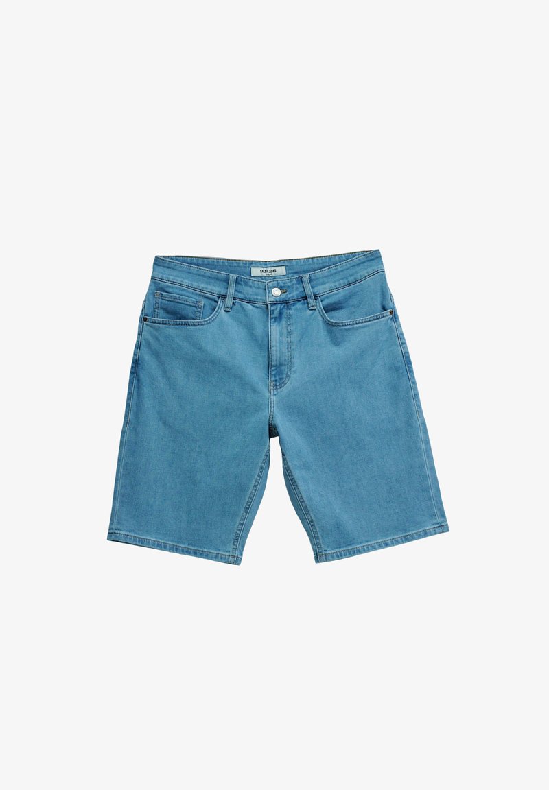 Pantalones cortos de mezclilla azul claro con botón delantero y cremallera, trabillas para cinturón y bolsillos delanteros, colocados planos sobre un fondo blanco.