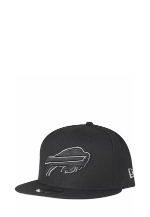 Cappellino da baseball nero realizzato in materiale tessile, con un logo ricamato di Buffalo grigio sulla parte anteriore e visiera piatta.