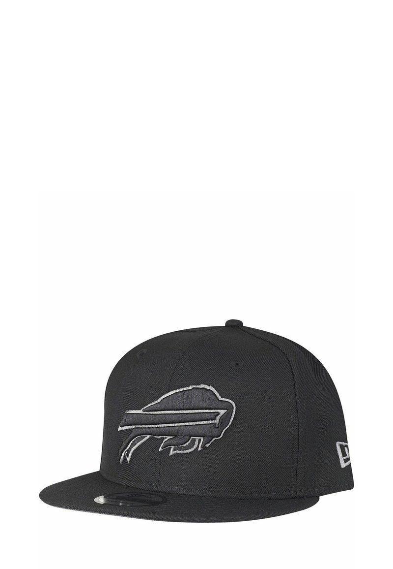 Casquette de baseball noire en textile avec un logo Buffalo brodé en gris à l'avant et une visière plate.