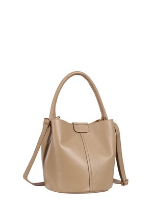 Beige leren bucketbag met een afgeronde handgreep en een afneembare schouderriem op een witte achtergrond.