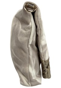 Metalická béžová kabelka s texturovaným povrchem, se slabým akcentem hadí kůže na jedné straně a kulatým kovovým detailem na vrchu.