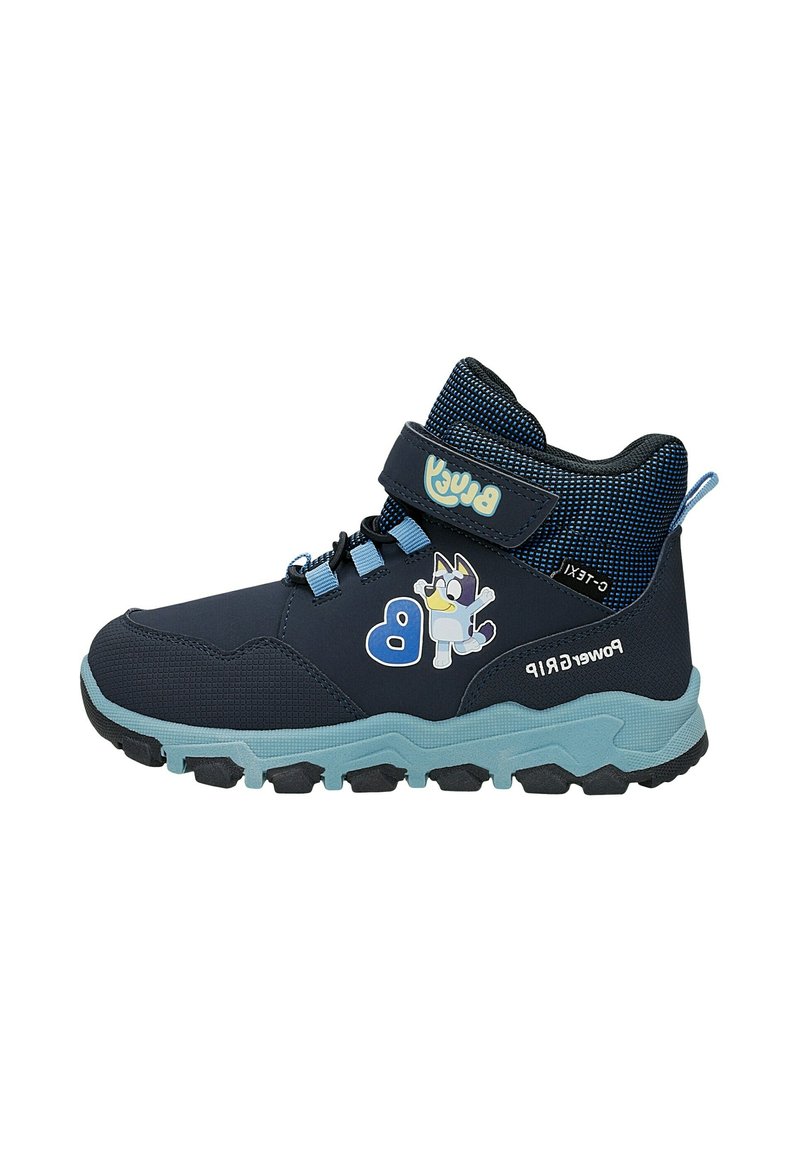 Granatowe buty trekkingowe z teksturowanym wierzchem, rzepem, jasnoniebieskimi akcentami i wzorem z postacią z kreskówki po boku. Gumowa podeszwa z dobrą przyczepnością.