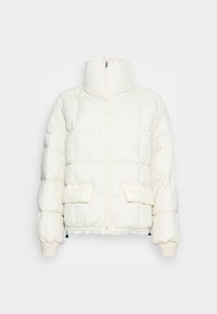 Doudoune blanche avec col haut, deux poches avant et poignets élastiques. Motif matelassé texturé et ourlet ajustable. Fermeture éclair.