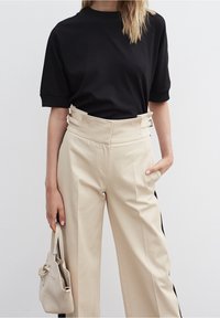 Ipekyol T-paita - black