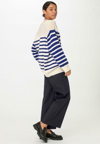 hessnatur Strickpullover - ultramarine
